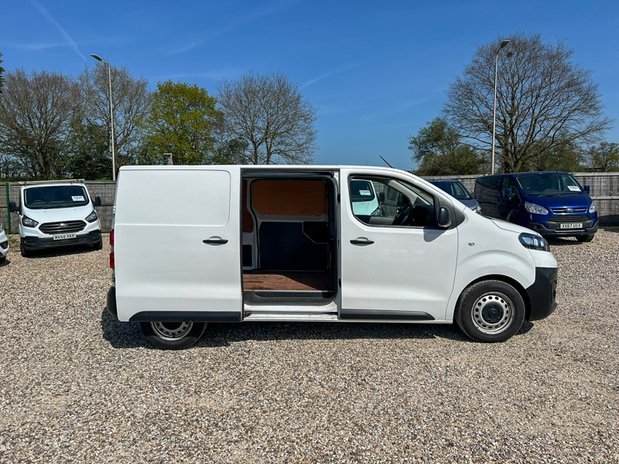 Vauxhall Vivaro SWB L1H1 Low Roof Dynamic 2900 Air Con Sensors Euro 6 NO VAT 9