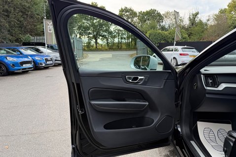 Volvo XC60 T5 R-DESIGN PRO AWD -ONE OWNER - 7 VOLVO SERVICES 33
