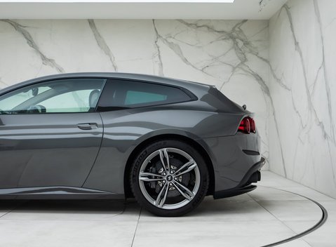 Ferrari GTC4 Lusso V12 35