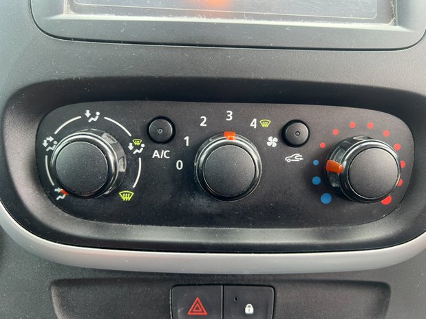 Renault Trafic SWB L1H1 (SOLD) Sportive SL27 Air Con Alloys Nav Sensors EURO 6 NO VAT 32