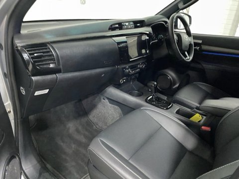 Toyota Hilux INVINCIBLE X 4WD 13