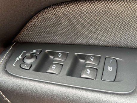 Volvo XC60 2.0 XC60 R-Design B5 MHEV Auto 5dr 34