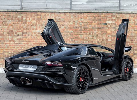 Lamborghini Aventador S LP740-4 Roadster 8