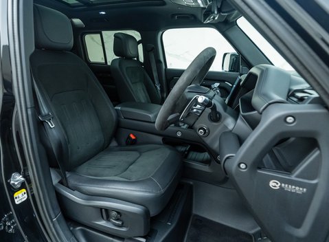 Land Rover Defender 110 V8 Bond Edition 14