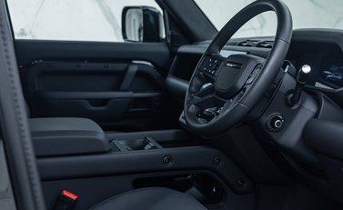 Land Rover Defender 110 OCTA Black 14