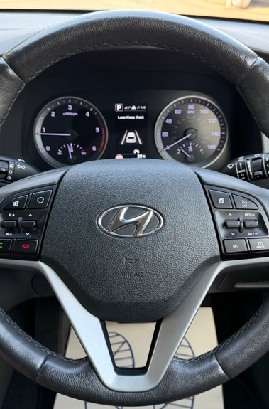 Hyundai TUCSON CRDI PREMIUM SE - 2 OWNERS - 10 HYUNDAI SERVICES  
