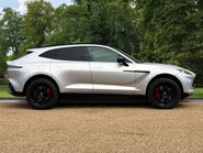 Aston Martin DBX V8 4