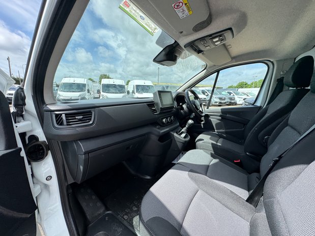 Renault Trafic SWB L1H1 [SOLD MM] Low Roof Advance SL30 Air Con Nav Sensors EURO 6 17