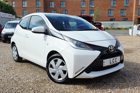 Toyota Aygo VVT-I X-PLAY.. 9 MAIN DEALER SERVICES.. STUNNING EXAMPLE