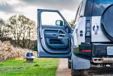 Land Rover Defender D300 SE Obsidian 7