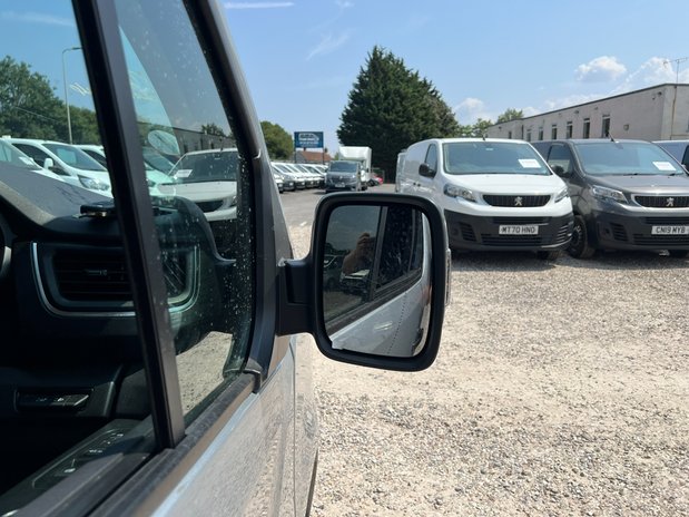 Renault Trafic Crew Cab (SOLD) SWB L1H1 Sport SL28 Air Con Alloys Sensors Tow Bar EURO 6 N 17