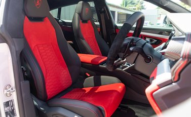 Lamborghini Urus 12