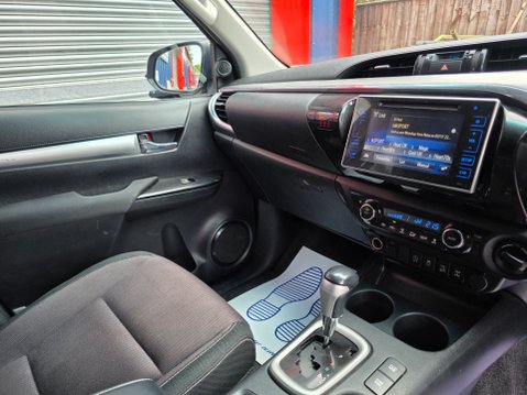 Toyota Hilux INVINCIBLE 4WD D-4D DCB 11