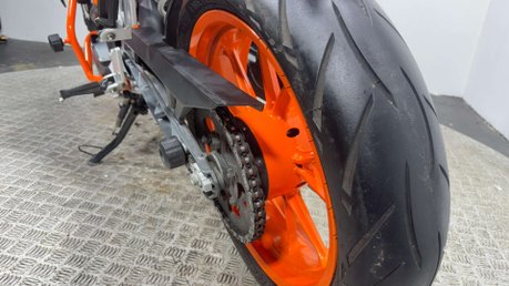 KTM 390 DUKE 2014 FULL HISTORY ONLY 5K VERY CLEAN A2 READY NAKED BIKE 390CC 34