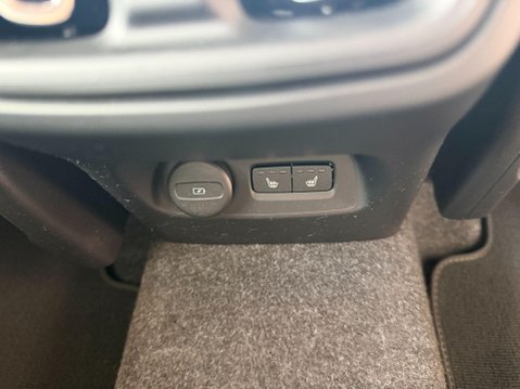 Volvo XC40 2.0 B4 MHEV Plus Dark DCT Auto Euro 6 (s/s) 5dr 15