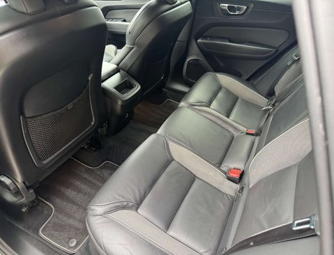 Volvo XC60 2.0 XC60 R-Design B5 MHEV Auto 5dr 41