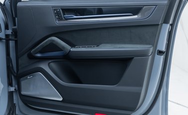 Porsche Cayenne TURBO E-HYBRID Coupe with GT Package 27