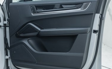 Porsche Cayenne TURBO E-HYBRID COUPE 29