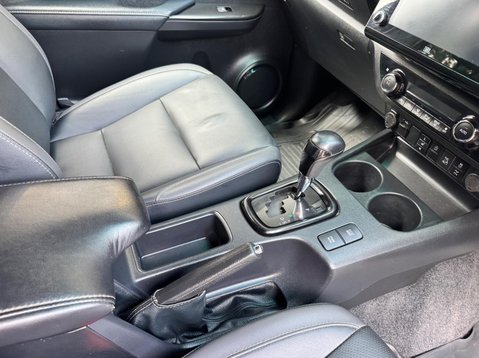 Toyota Hilux INVINCIBLE X 4WD D-4D DCB 19