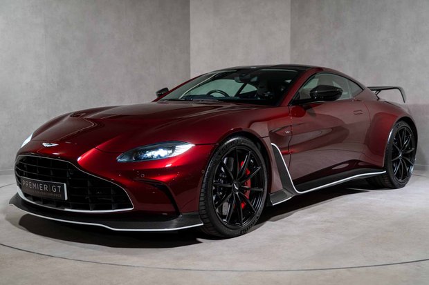 Aston Martin Vantage V12. 1 OF 333. OVER £45K IN OPTIONS. LIGHTWEIGHT PACKAGE. LIVERY PACKAGE. 1