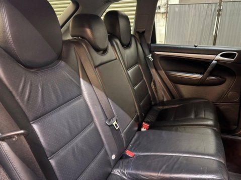 Porsche Cayenne 3.2 V6 Tiptronic S AWD 5dr 9