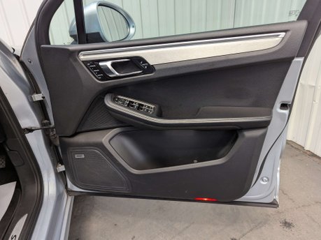 Porsche Macan 3.0 Macan GTS Semi-Auto 4WD 5dr 52