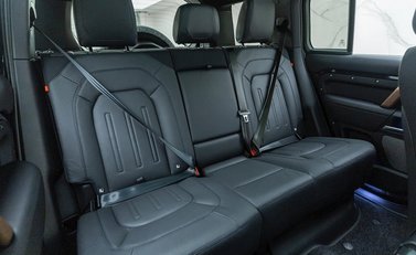 Land Rover Defender 110 D300 X 12