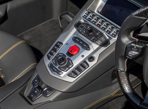 Lamborghini Aventador LP700-4 Roadster 22