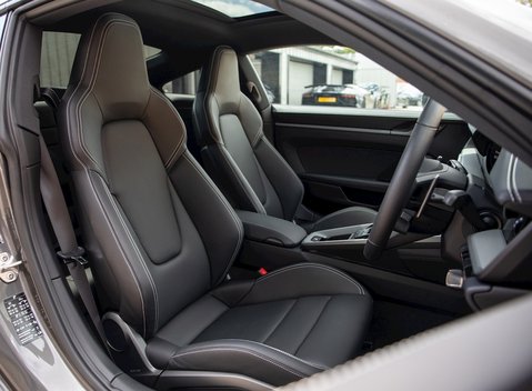 Porsche 911 Carrera 4S (992) 12