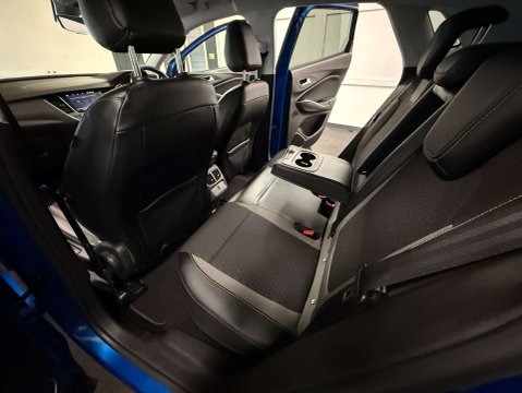 Vauxhall Grandland X 1.6 Grandland X SRi Nav Hybrid4 Auto 4WD 5dr 40