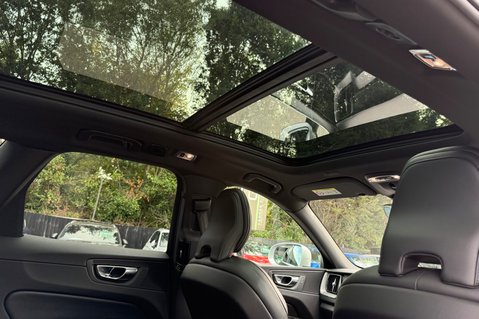 Volvo XC60 T5 R-DESIGN PRO AWD -ONE OWNER - 7 VOLVO SERVICES 30