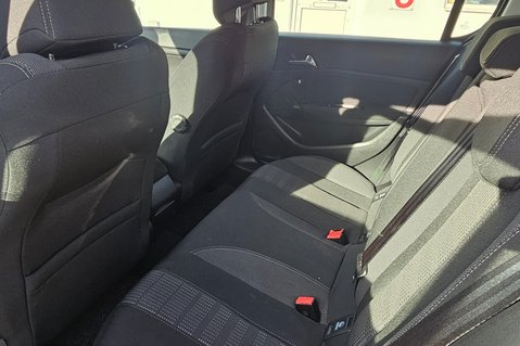Peugeot 308 PURETECH ALLURE LAST OWNER SINCE 2017..7 SERVICES..SAT NAV.. £35 TAX.. 18