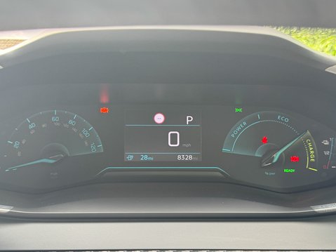 Peugeot 2008 50kWh Allure SUV 5dr Electric Auto (136 ps) 17