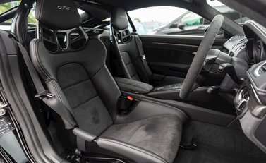 Porsche 718 Cayman GT4 12