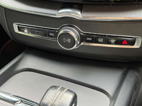 Volvo XC60 2.0 XC60 R-Design B5 MHEV Auto 5dr 20