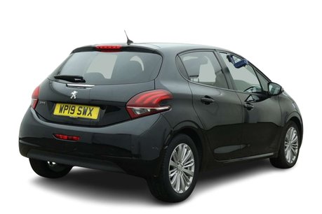 Peugeot 208 1.2 PureTech Signature Hatchback 5dr Petrol Manual Euro 6 (s/s) (82 ps) 2