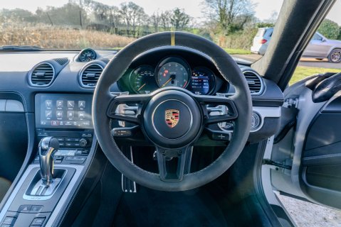 Porsche 718 Cayman GT4 PDK 12