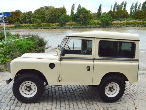 Land Rover 88 Series III SUV 47