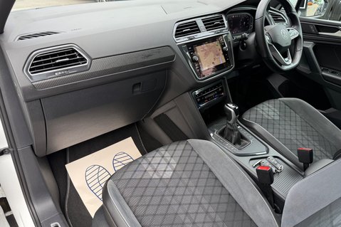 Volkswagen Tiguan R-LINE TSI DSG - ONE OWNER - APPLE CAR PLAY -ADAPTIVE CRUISE 22