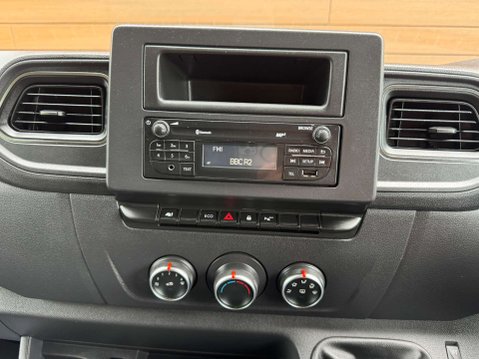 Nissan Interstar 2.3 Interstar Acenta dCi 26