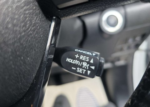 Toyota Hilux 2.8 HI-Luxury Invincible X D-4D 4WD Double Cab Auto 4WD 5dr 33