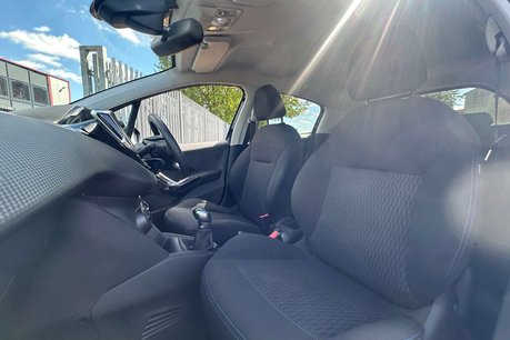 Peugeot 208 1.2 PureTech Signature Hatchback 5dr Petrol Manual Euro 6 (s/s) (82 ps) 23