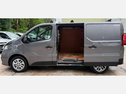Renault Trafic 1.6 dCi 27 Sport Nav Panel Van 5dr Diesel Manual SWB Standard Roof Euro 6 ( 21