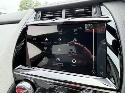 Jaguar E-Pace 2.0 R-DYNAMIC BLACK MHEV 16