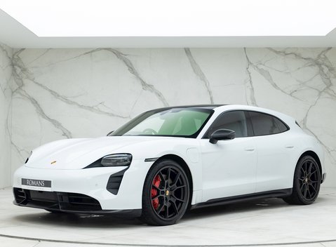 Porsche Taycan GTS Sport Turismo 6