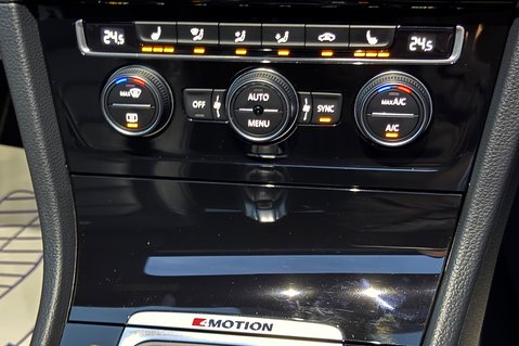 Volkswagen Golf R TSI DSG -DEMO +1 OWNER -AKRAPOVIC-EVERY EXTRA -PAN ROOF-PRO NAV-PRETORIAS 40