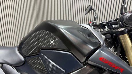 Suzuki GSR750 2013 ONLY 9K STUNNING EXAMPLE LONG MOT NAKED 750CC 20