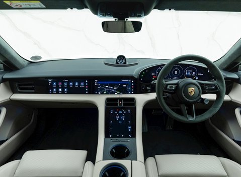 Porsche Taycan GTS Sport Turismo 16