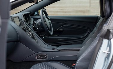 Aston Martin DB11 Volante 16