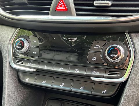Hyundai SANTA FE 2.2 Santa Fe Premium SE CRDi Auto 4WD 5dr 32